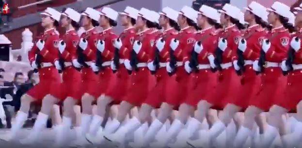 Çin kadın askerleriyle gövde gösterisi yaptı 1